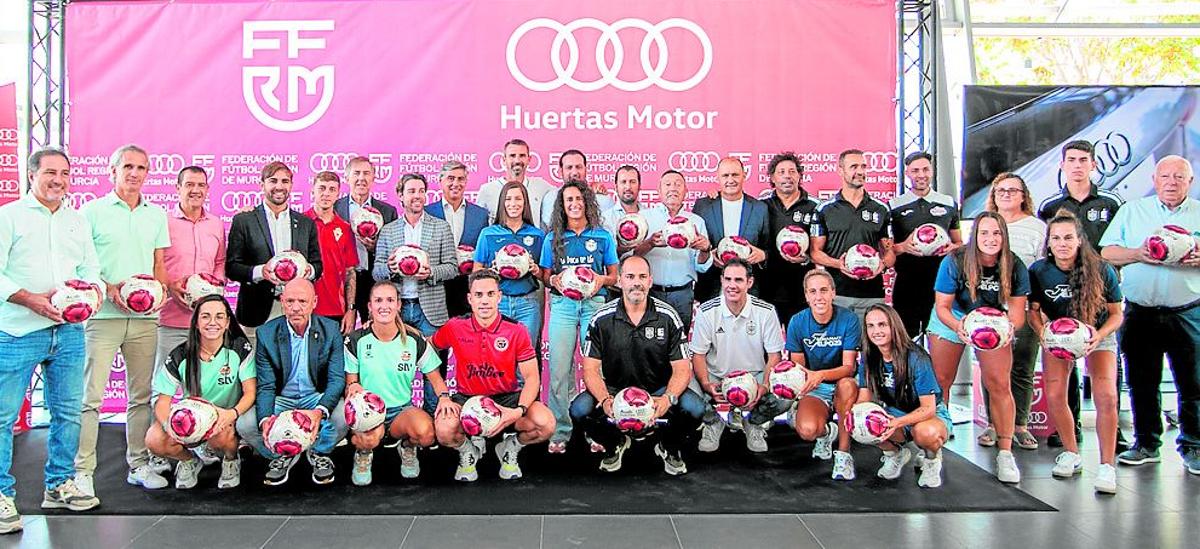 José Miguel Monje, presidente de la FFRM; Salvador Huertas, gerente de Audi Huertas Motor; Fran Sánchez, director general de Deportes, y representantes de distintos equipos de la Región.