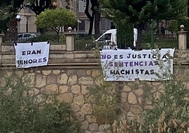 Pancartas en contra de la sentencia contra siete empresarios de la Región que abusaron de menores de edad.