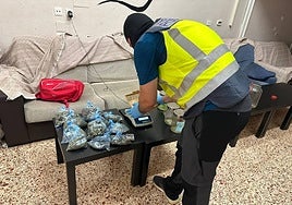 Un agente de la Policía Nacional en uno de los puntos de venta desarticulados.