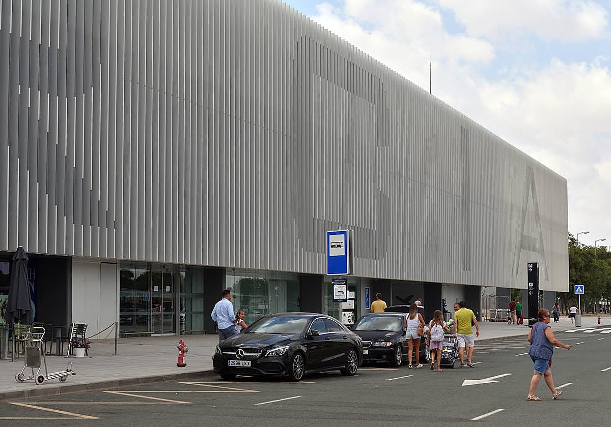Pasajeros en los exteriores del Aeropuerto Internacional de la Región, en una imagen de este verano.