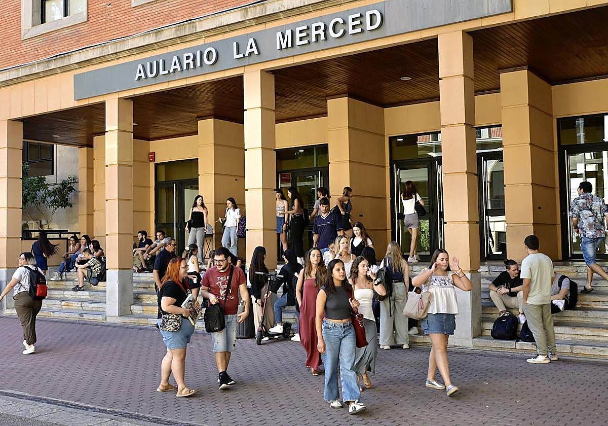 Estudiantes de la Universidad de Murcia, esta semana, en el primer día de clase.