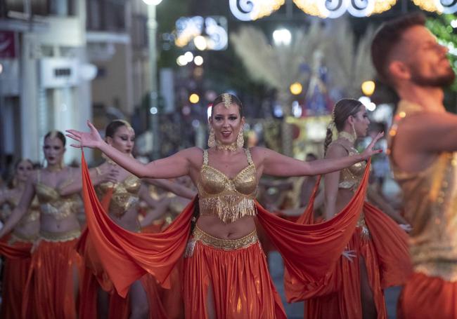 Integrantes del Ballet de Víctor Campos, durante el desfile.