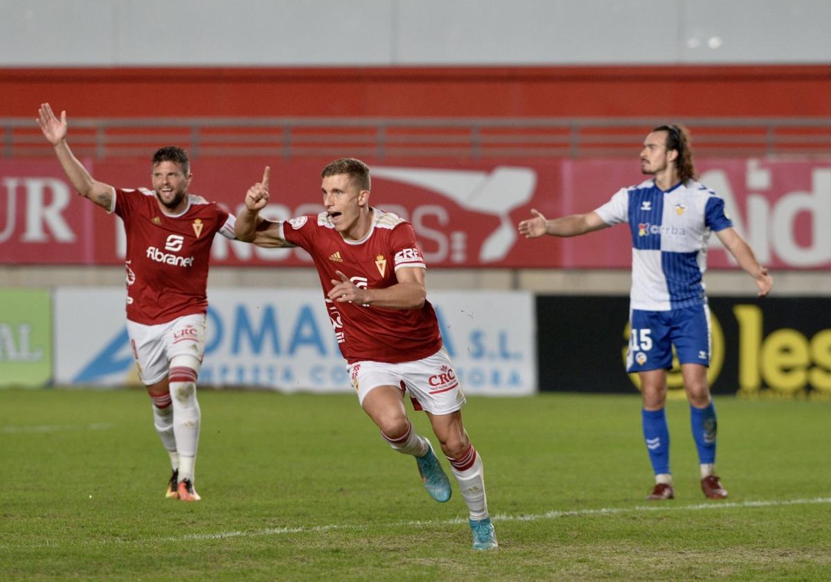 Alberto, del Real Murcia, celebra un gol al Sabadell.