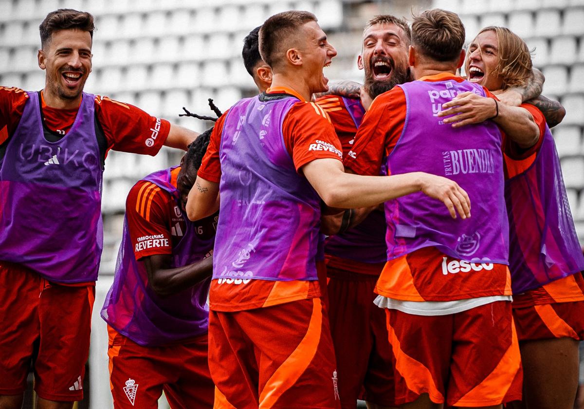 Los jugadores del Real Murcia se abrazan celebrando un gol durante un entrenamiento previo al partido ante la AD Mérida en el estadio Enrique Roca.