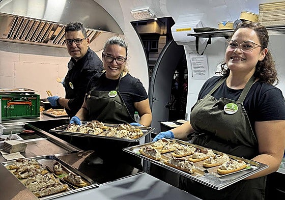 Elaboración de marineras en el 'food truck' de Nueva Cocina Mediterránea, este viernes.