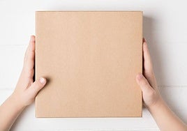 Un cliente recibe un pedido, en una imagen de archivo.