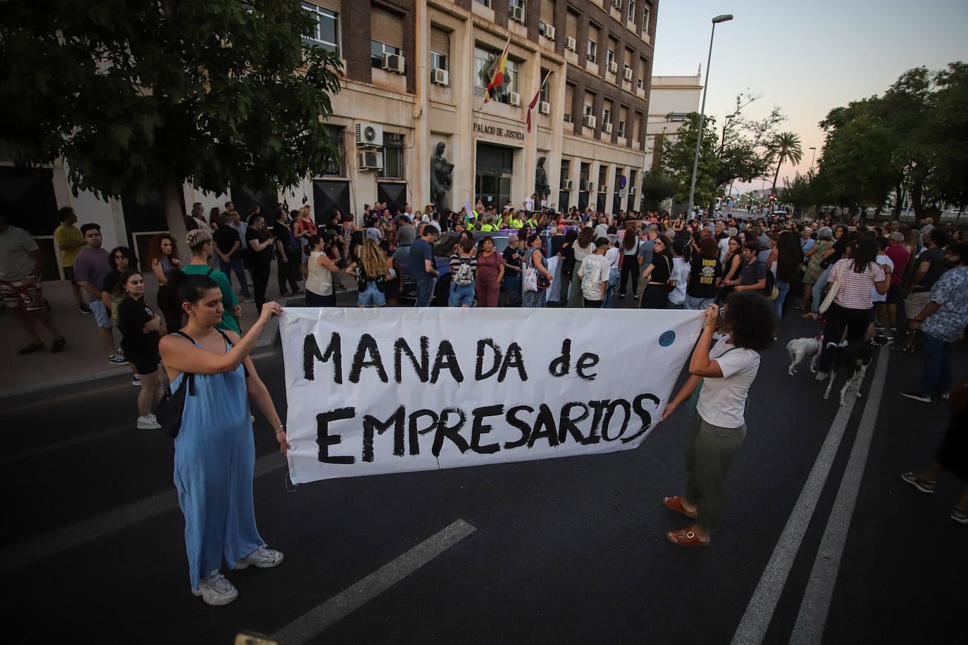 En imágenes, protesta en Murcia contra el pacto que permite a siete empresarios eludir penas de prisión por pagar por tener sexo con menores