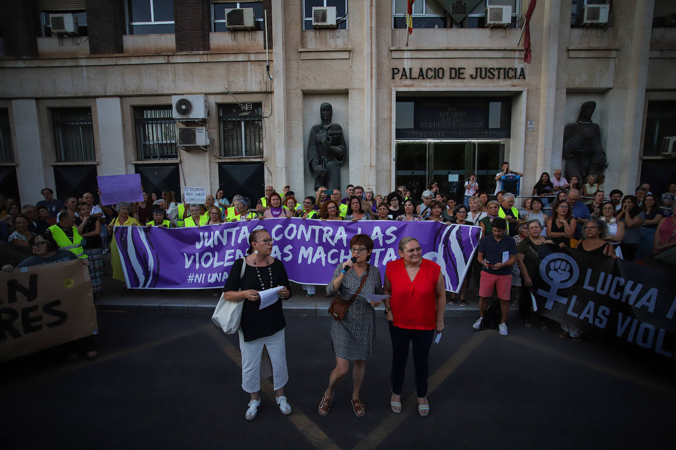 En imágenes, protesta en Murcia contra el pacto que permite a siete empresarios eludir penas de prisión por pagar por tener sexo con menores