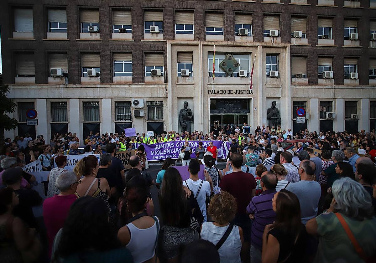Manifestantes, este domingo, frente al Palacio de Justicia.