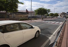 Una mujer cruza el paso de peatones que une la zona portuaria con el barrio de Santa Lucía.