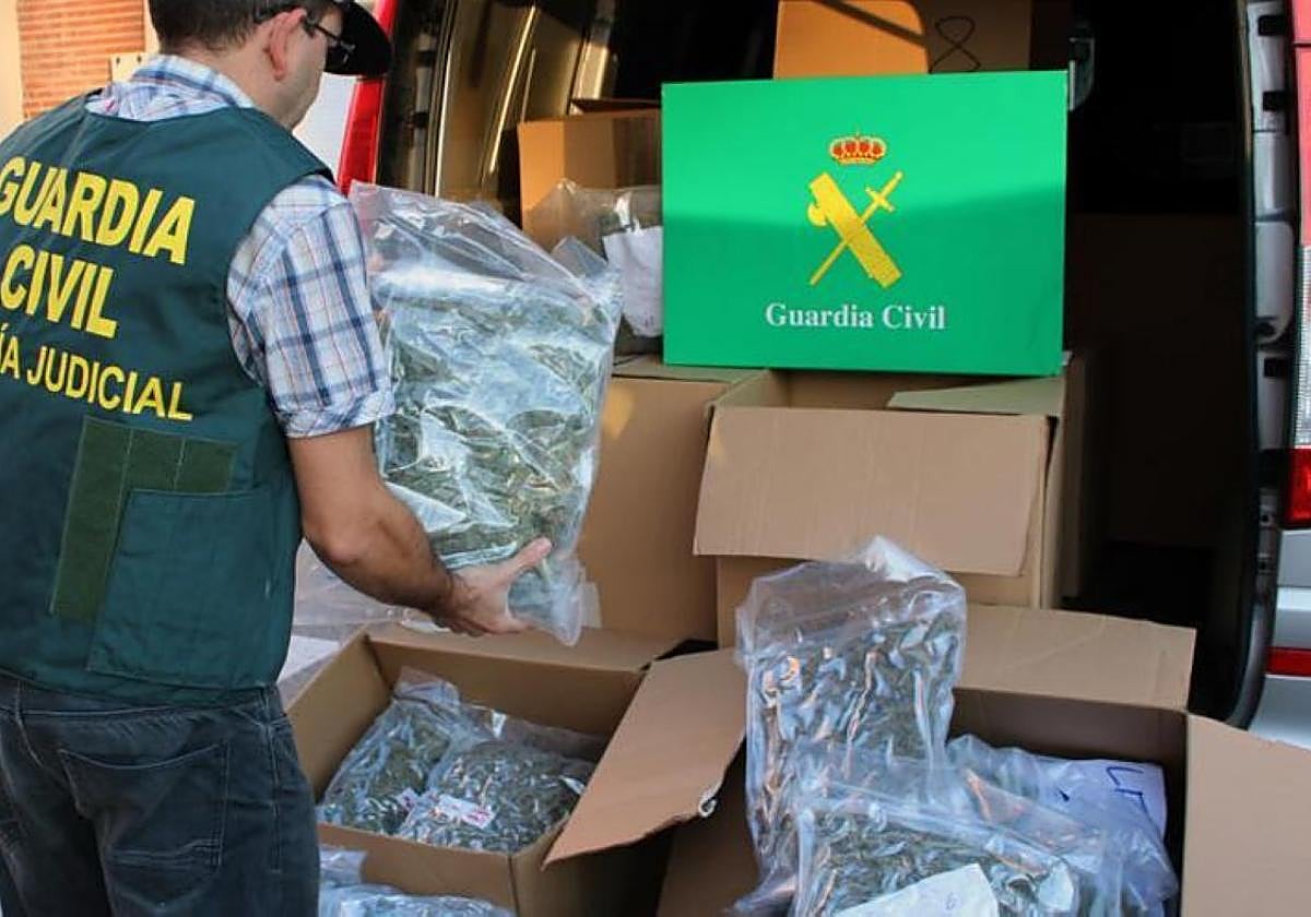 Cajas con 200 kilos de marihuana incautadas en 2017 a un camionero en la A-7, a su paso por Lorca.