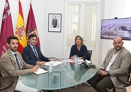 Reunión de la alcaldesa, Noelia Arroyo, con el consejero de Fomento, Jorge García Montoro (2º izq.).