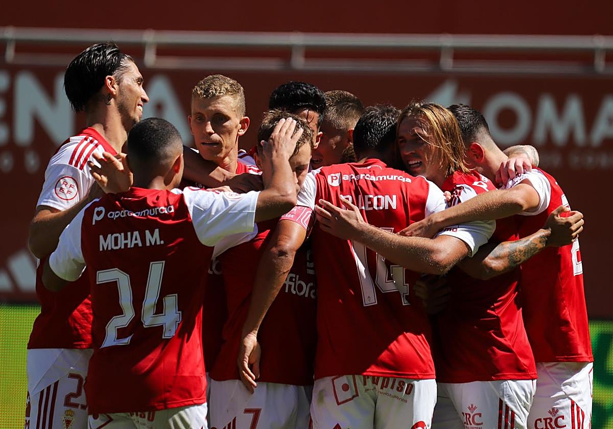 Los jugadores del Murcia celebran la victoria.