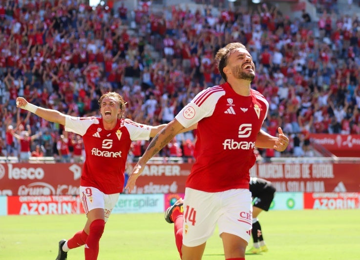 Pedro León y Pedro benito celebran el gol del capitán en el partido contra el Mérida.