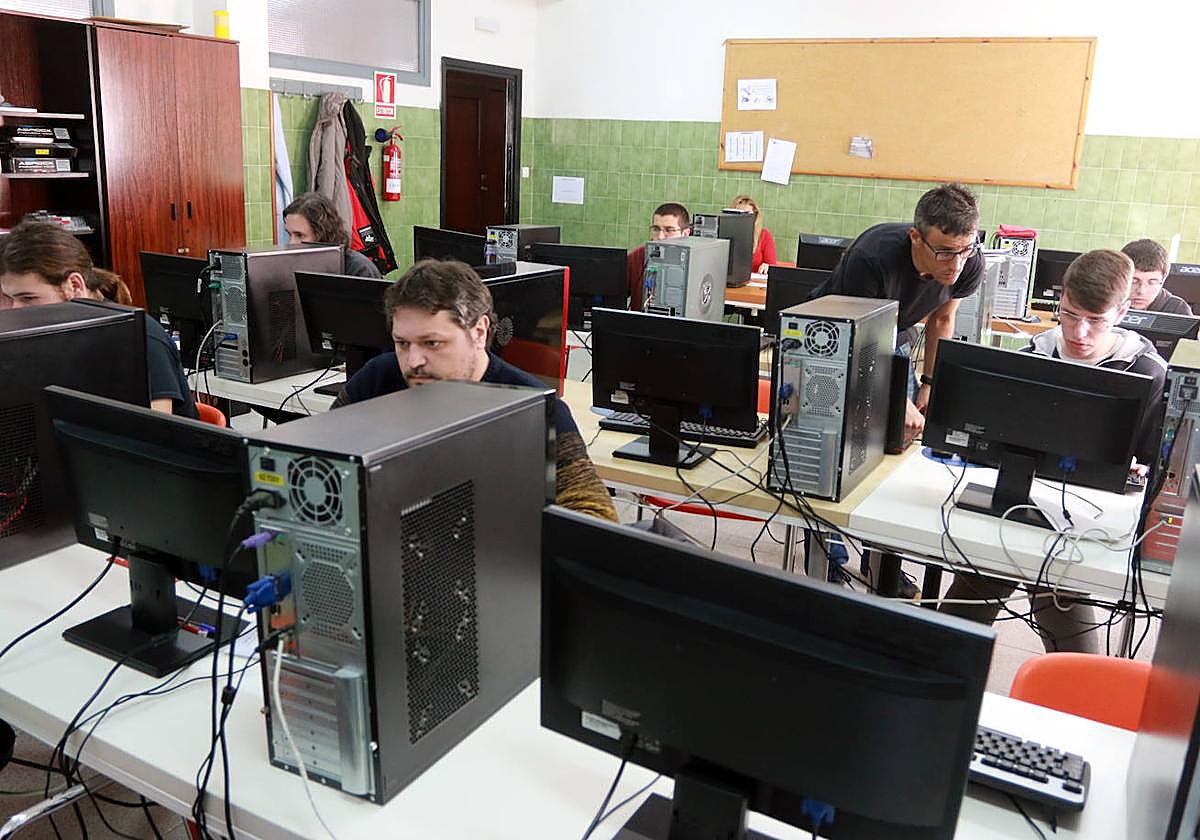 Una clase de informática en una imagen de archivo.