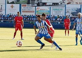 Mario Abenza espera para controlar un balón de cara.