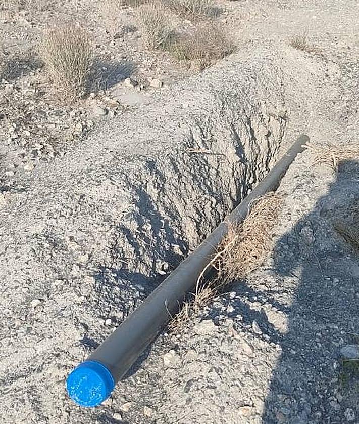 Imagen secundaria 2 - Tubos preparados junto al camino para instalarlos; y enterrados (abajo). Ramal bajo la ctra. de La Parroquia.