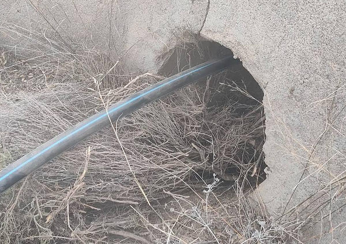 Imagen secundaria 1 - Tubos preparados junto al camino para instalarlos; y enterrados (abajo). Ramal bajo la ctra. de La Parroquia.