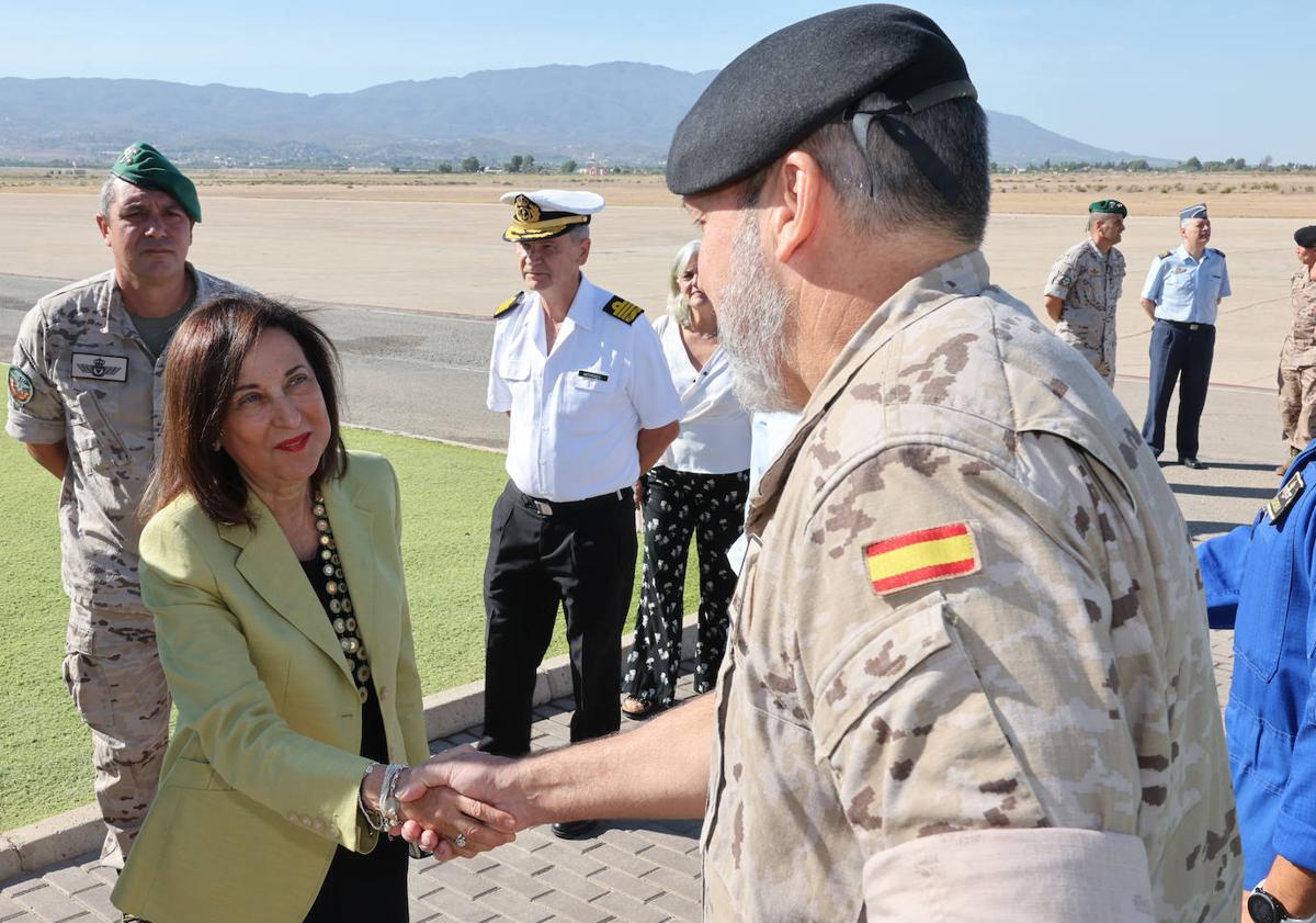 Imagen principal - La ministra Margarita Robles (cen.), en su visita a Alcantarilla, este lunes.