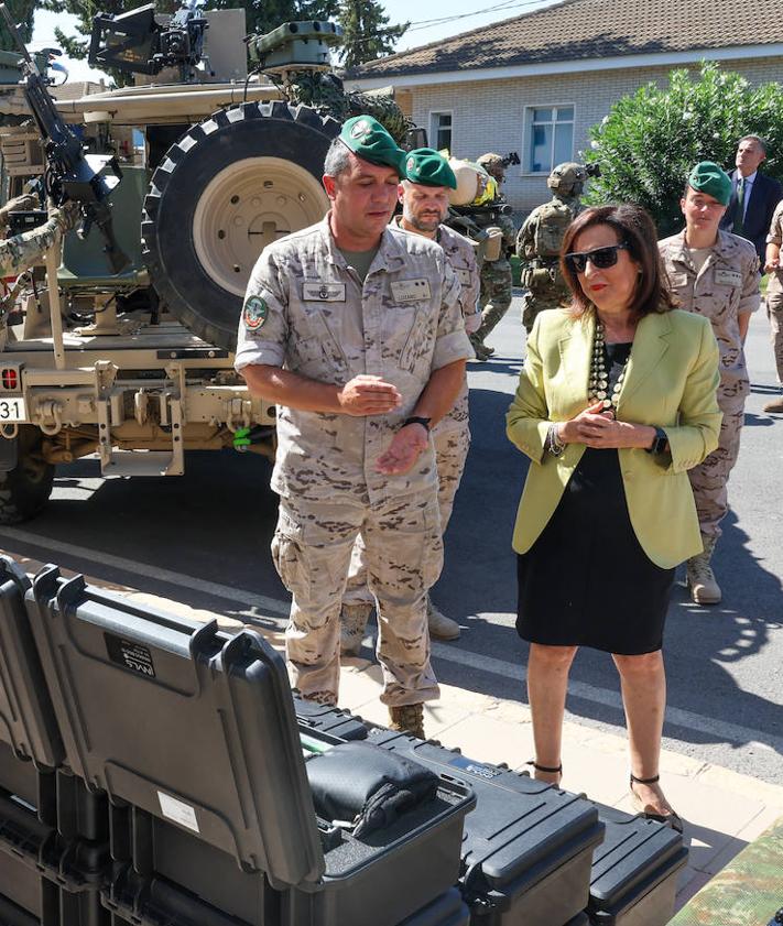 Imagen secundaria 2 - La ministra Margarita Robles (cen.), en su visita a Alcantarilla, este lunes.