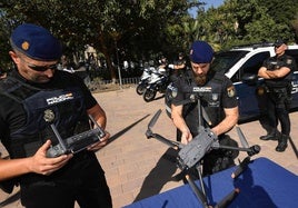 Agentes de la Policía Nacional se preparan para el dispositivo especial del Día de la Romería.