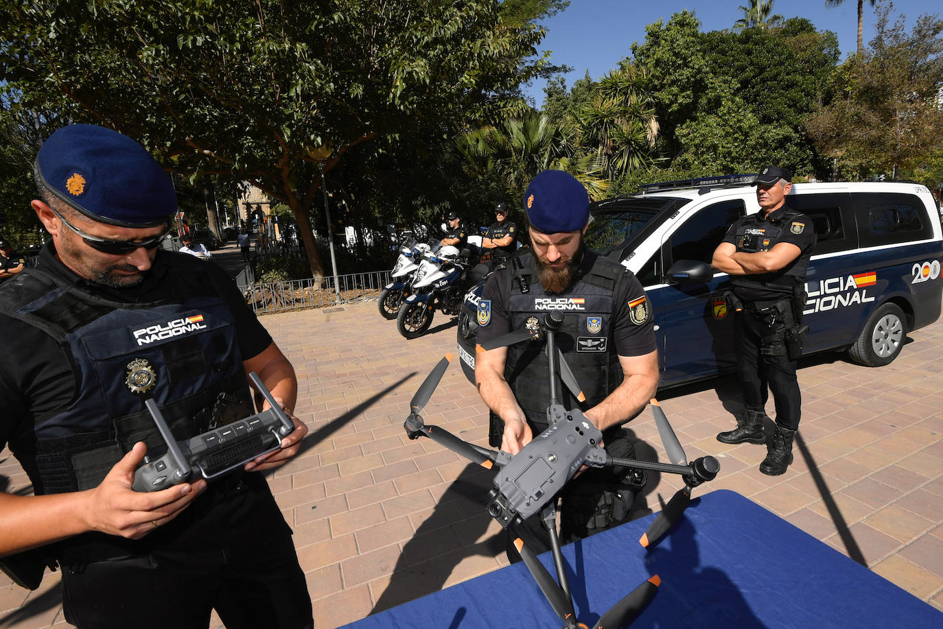 Agentes de la Policía Nacional se preparan para el dispositivo especial del Día de la Romería.