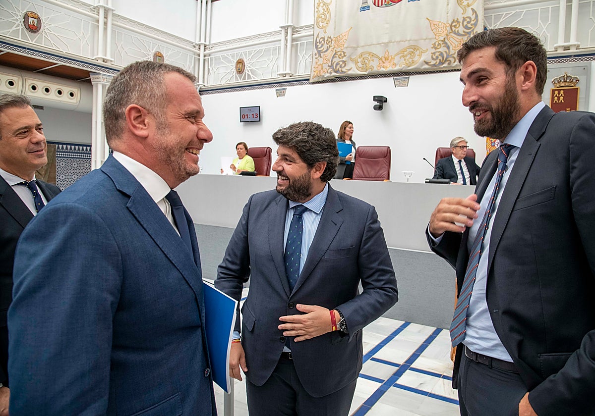 Marcos Ortuño, Joaquín Segado y Fernando López Miras (PP) junto a José Ángel Antelo (Vox) en una imagen de archivo en la Asamblea Regional