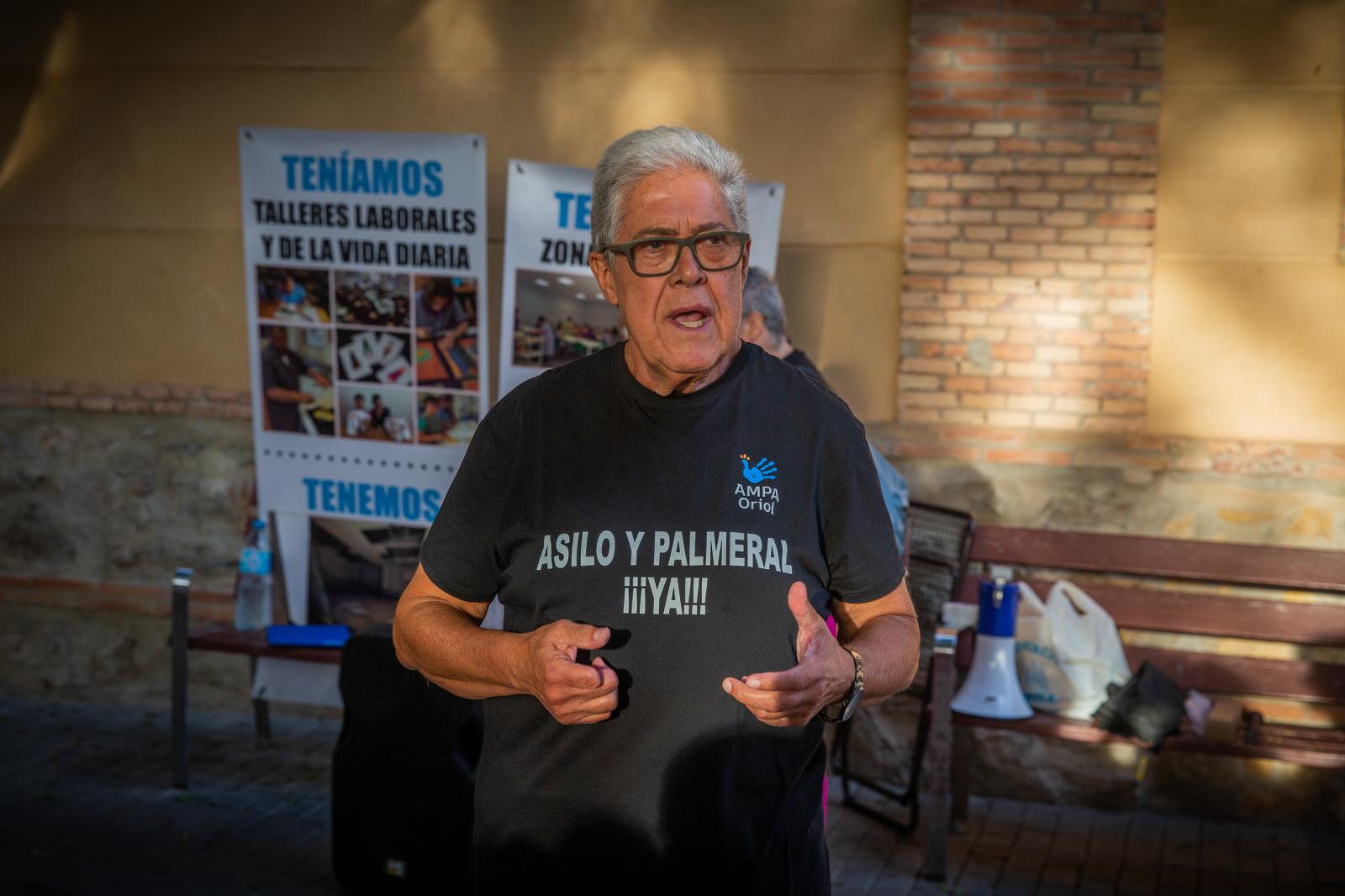 El Centro Oriol se concentra frente al antiguo asilo de Orihuela