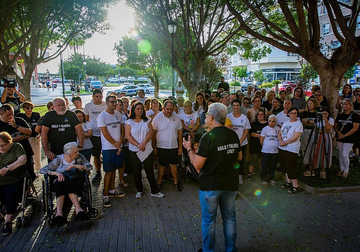 El Centro Oriol se concentra frente al antiguo asilo de Orihuela