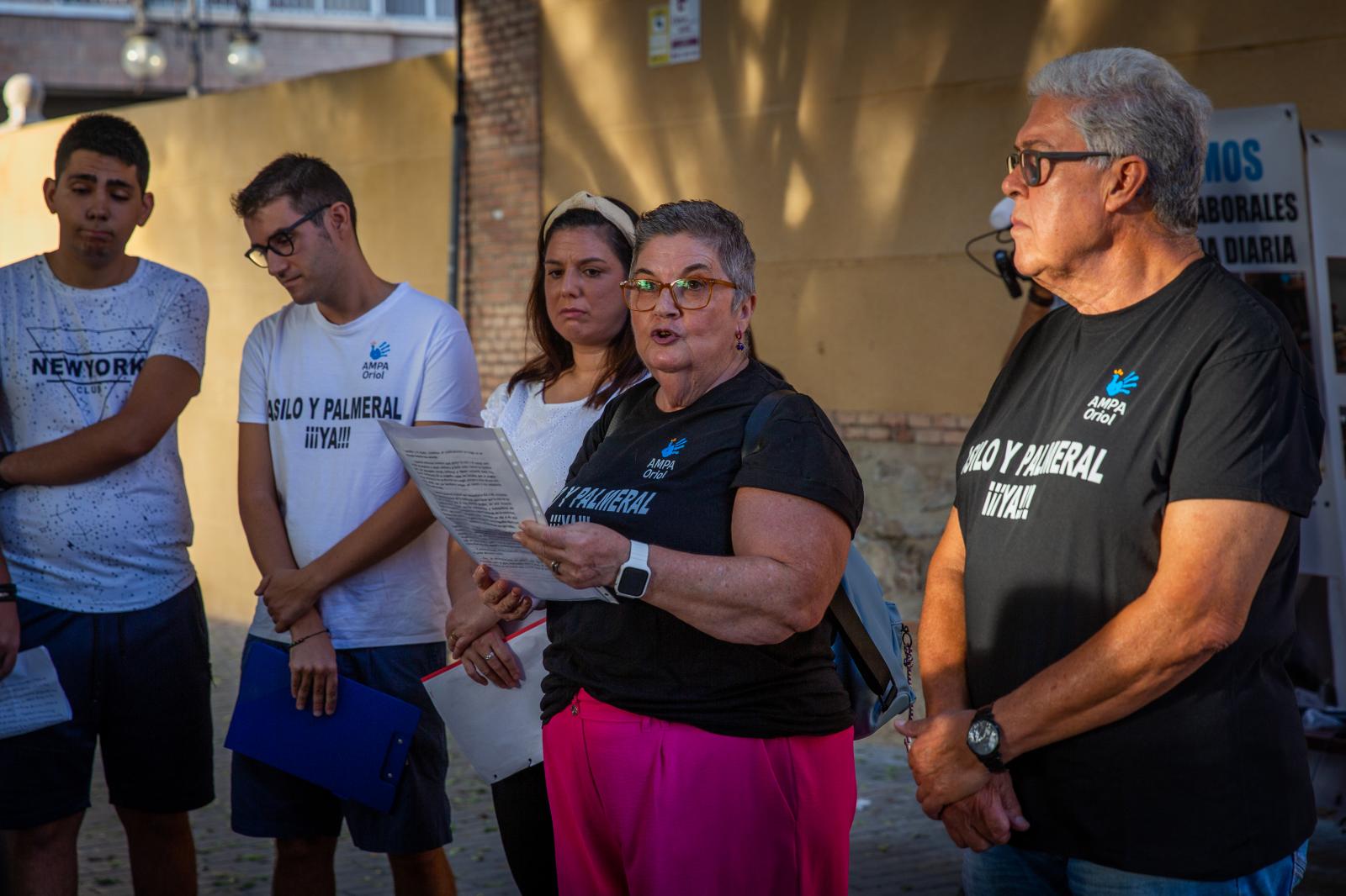 El Centro Oriol se concentra frente al antiguo asilo de Orihuela