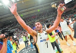 Campazzo, con el trofeo de 'MVP', saluda a la grada tras la final de la Supercopa que ganó en Murcia el Madrid al Unicaja, el año pasado.