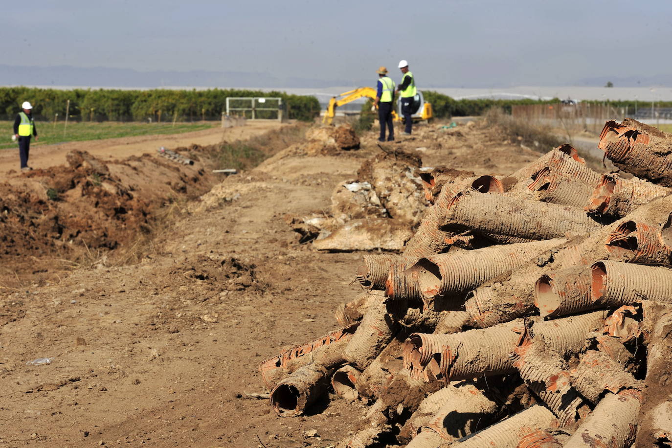 Retirada de tubos del salmueroducto en Los Alcázares, en 2017.