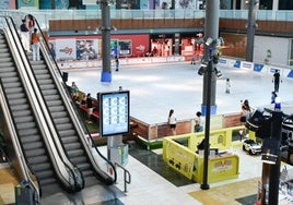 Imagen de la pista de hielo ubicada en la plaza interior del centro comercial; será en la primera planta de este espacio donde se ubiquen las habitaciones.