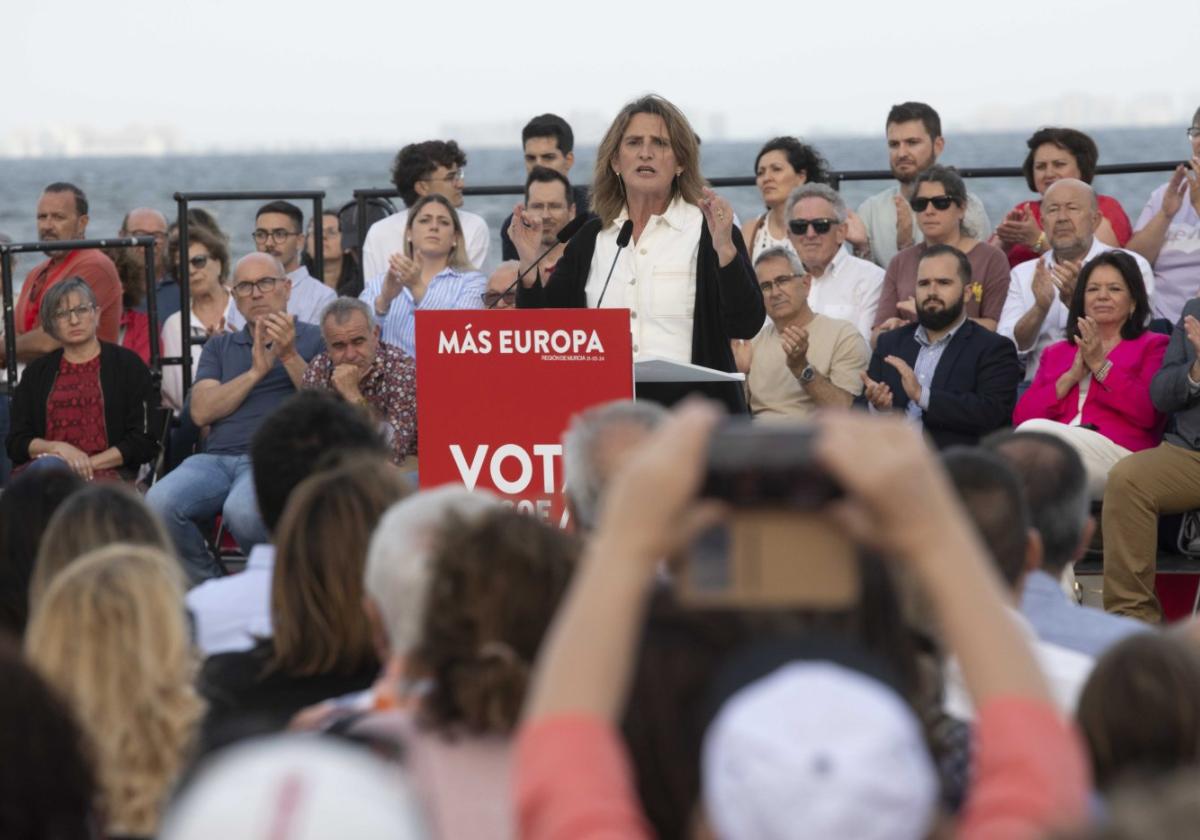 Teresa Ribera, durante el mitin que ofreció en mayo en Los Alcázares durante la campaña europea.