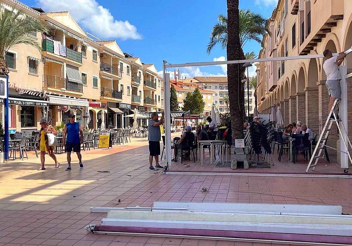 Desmontaje de toldos en la avenida Río Nalón para el inicio de las obras, en la mañana de ayer.