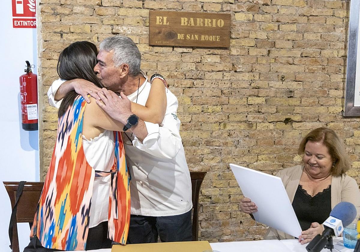 Gómez abraza a Nieto, en presencia de Correa.