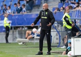 El entrenador del FC Cartagena, Abelardo Fernández, en el partido ante el Oviedo.