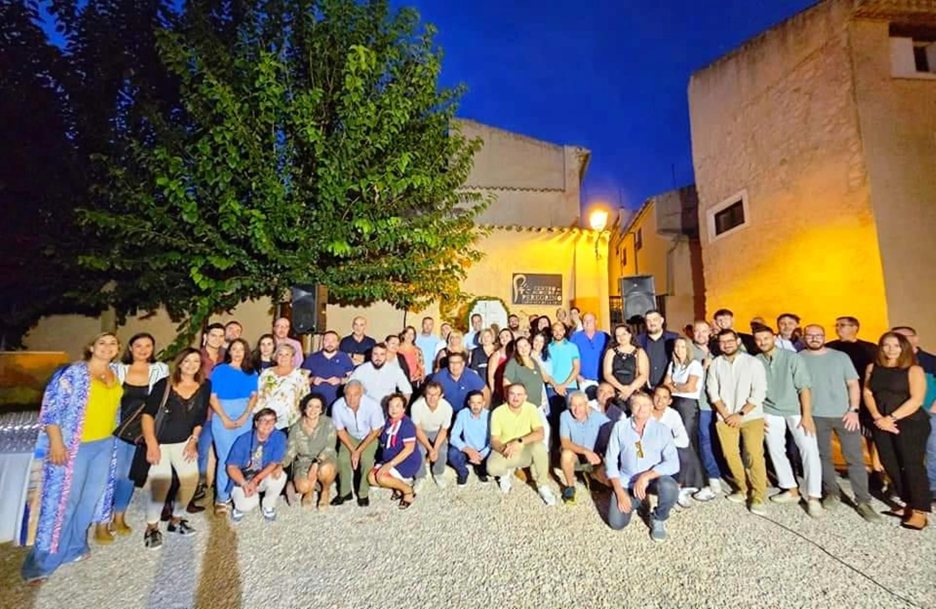 Hosteleros y autoridades posan en los jardines del Museo de la Fiesta.