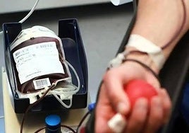 Un hombre dona sangre, en una imagen de archivo.