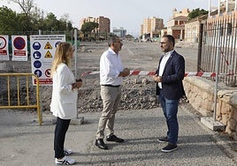 Mateos (c) y ediles socialistas en la zona de afección del soterramiento del AVE junto a la estación de Sutullena.