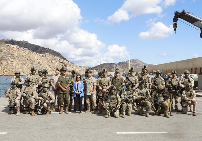 Robles, con mandos navales, operadores de la FGNE y soldados ucranianos este martes en La Algameca.