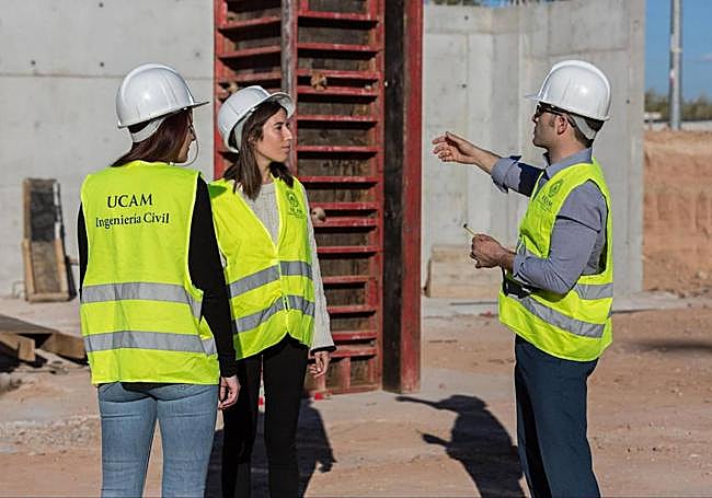 Las prácticas internas se complementan con las externas y extracurriculares.