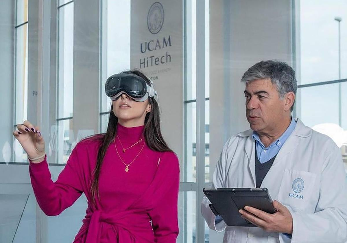 Una estudiante del campo de la salud de la UCAM, formándose con la última tecnología.