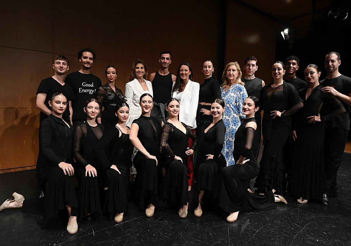 Carmen Conesa, junto a Matilde (izq.) y Carmen Rubio y los miembros del Ballet Español de Murcia, ayer en el Víctor Villegas.
