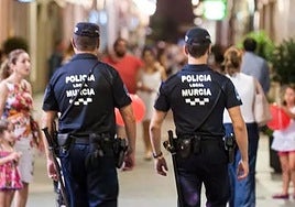 Agentes de Policía Local patrullan las calles de Murcia.