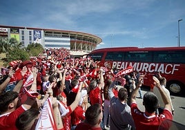 La afición recibe al Real Murcia en una imagen de archivo.