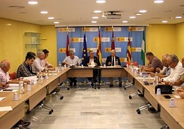 Miembros de la Comisión de Desembalses de la Confederación Hidrográfica del Segura, reunidos ayer en Murcia.