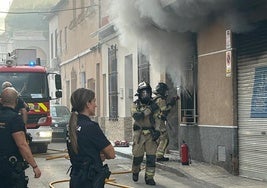 Bomberos y policías, en el lugar del incendio.