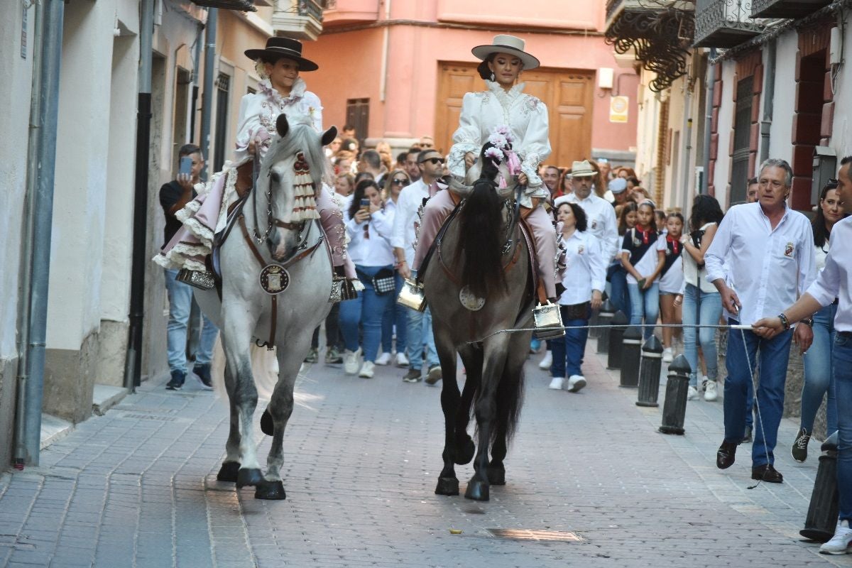 Las Amazonas abriendo el cortejo caballista de la Romería de 2023.