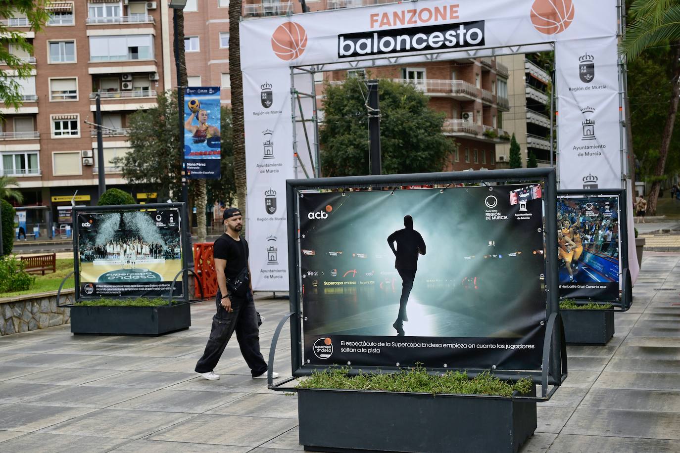 La lluvia matinal da un respiro y no impide que jóvenes y familias se &#039;empapen&#039; de baloncesto en Murcia